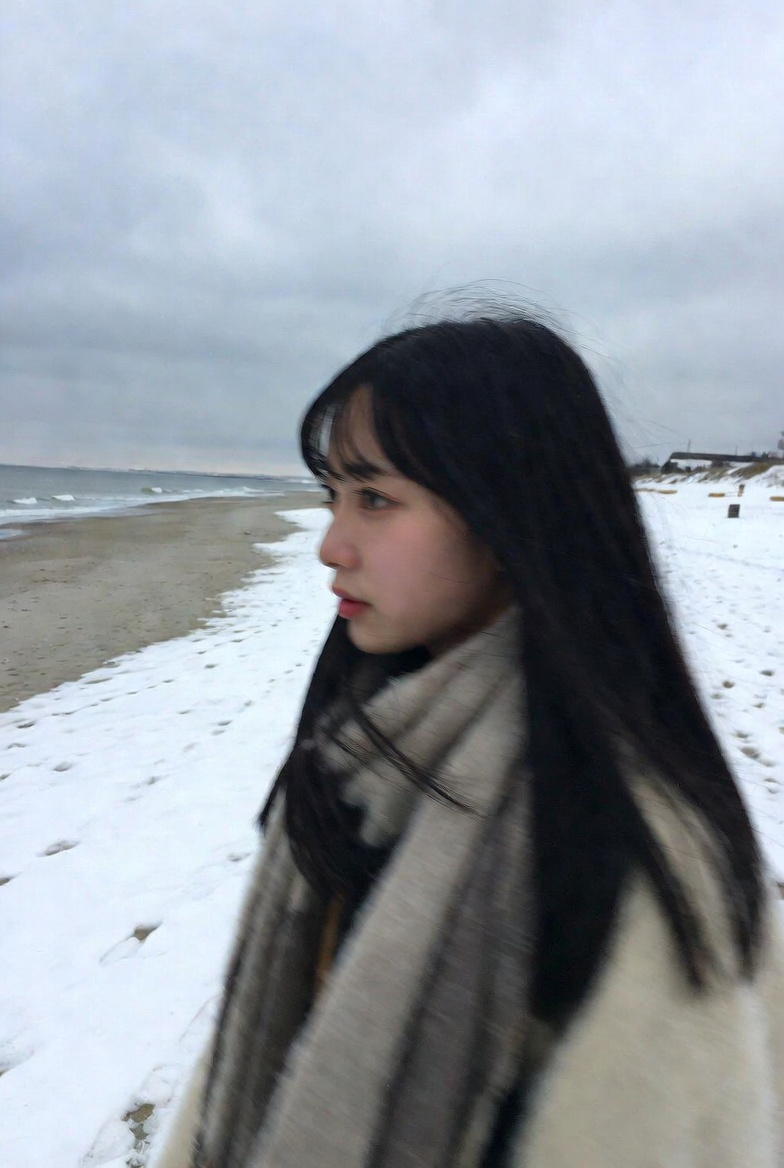 漫步冬日雪滩的日本女子