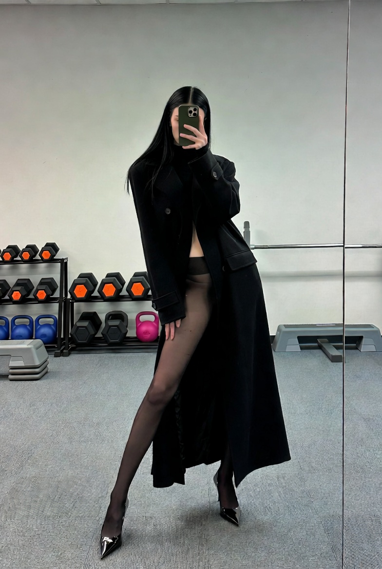 Schwarzes Silhouetten-Spiegelselfie im Fitnessstudio