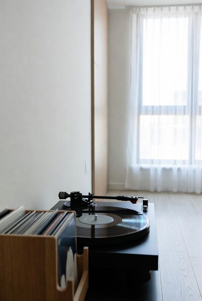 Minimalistisches Interieur mit modernem Plattenspieler