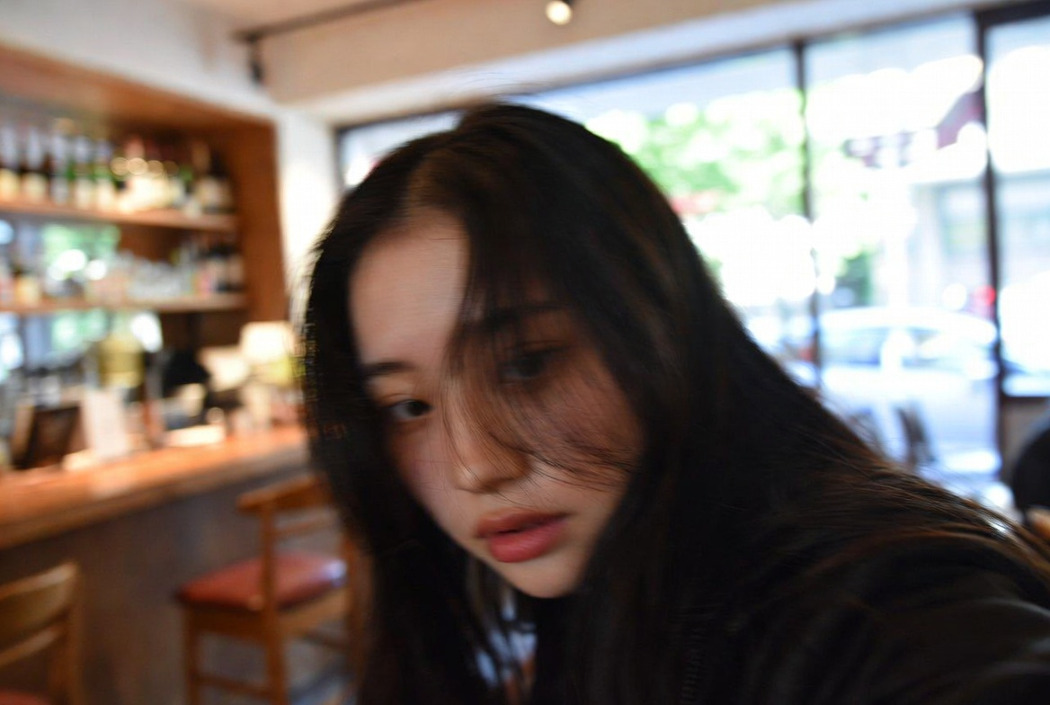 Cliché spontané d’une Japonaise dans un bar
