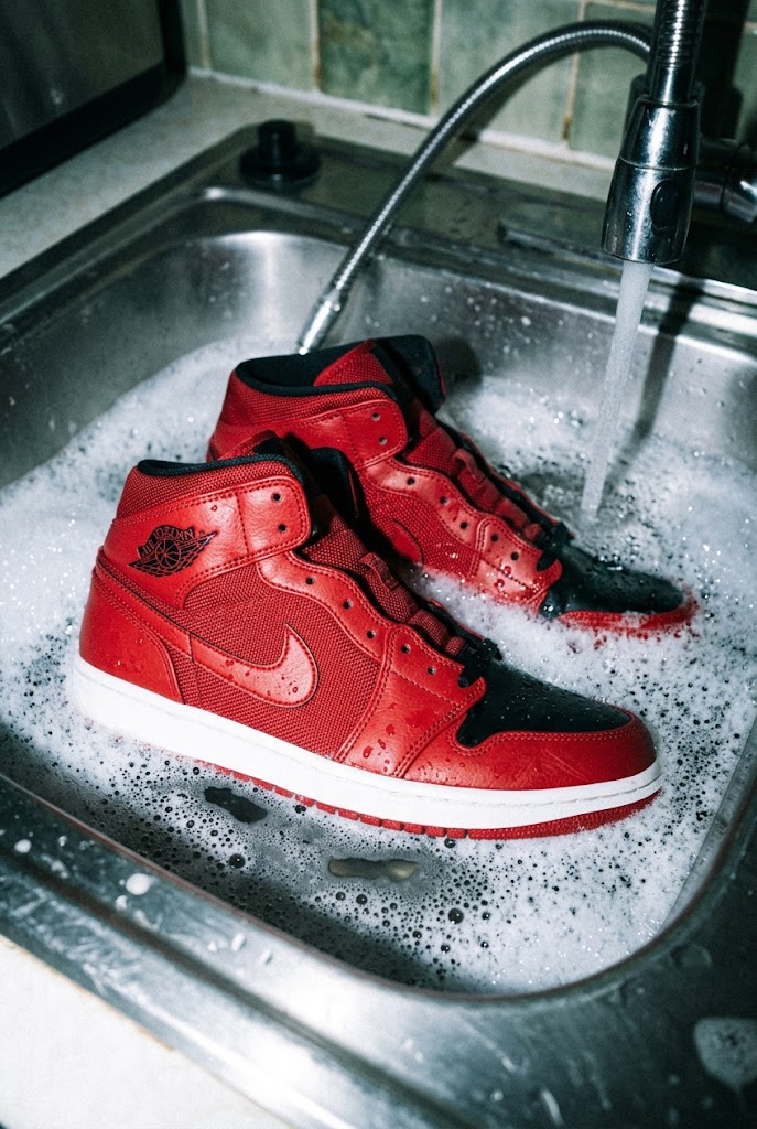 泡立つシンクに沈む赤いAir Jordan