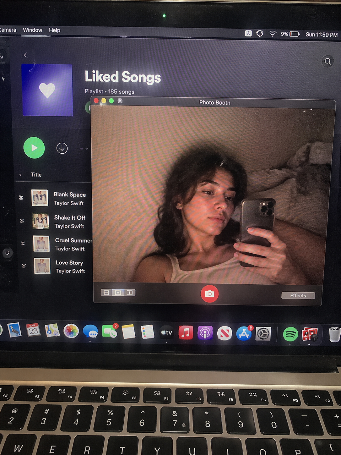 Photo d’écran MacBook avec Photo Booth dans une chambre