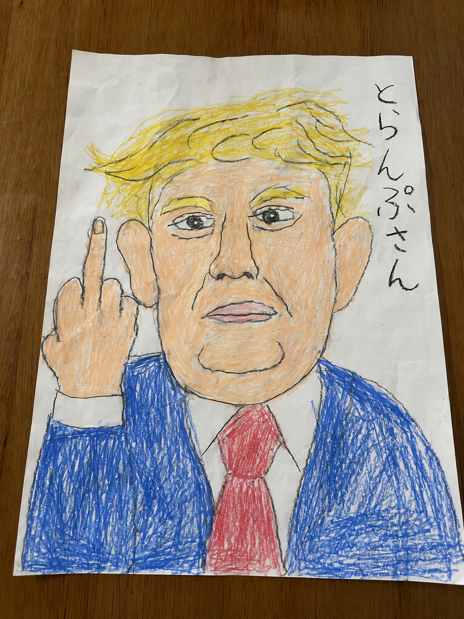 Retrato infantil a crayón de Trump con un gesto grosero