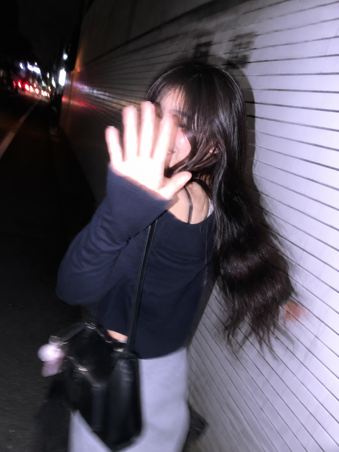 Nächtlicher Tokio-Schnappschuss mit Bewegungsunschärfe