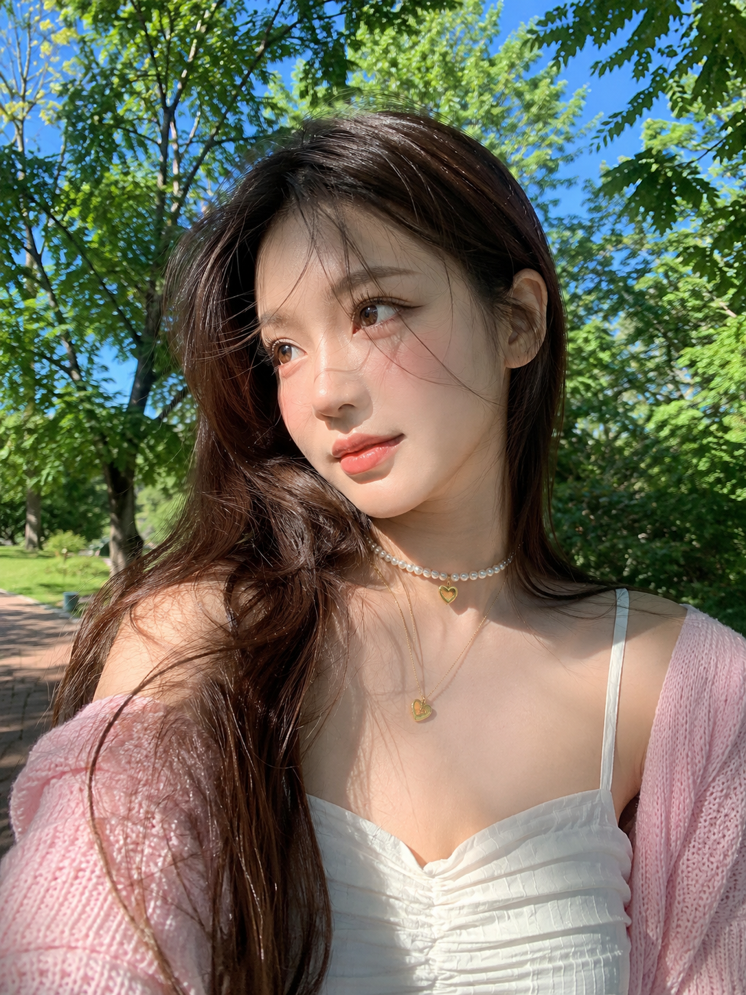 粉彩花园里的东亚女子自拍