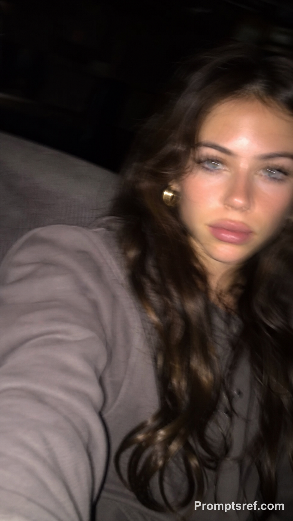 Schlampiges Blitz-Selfie auf dem Sofa