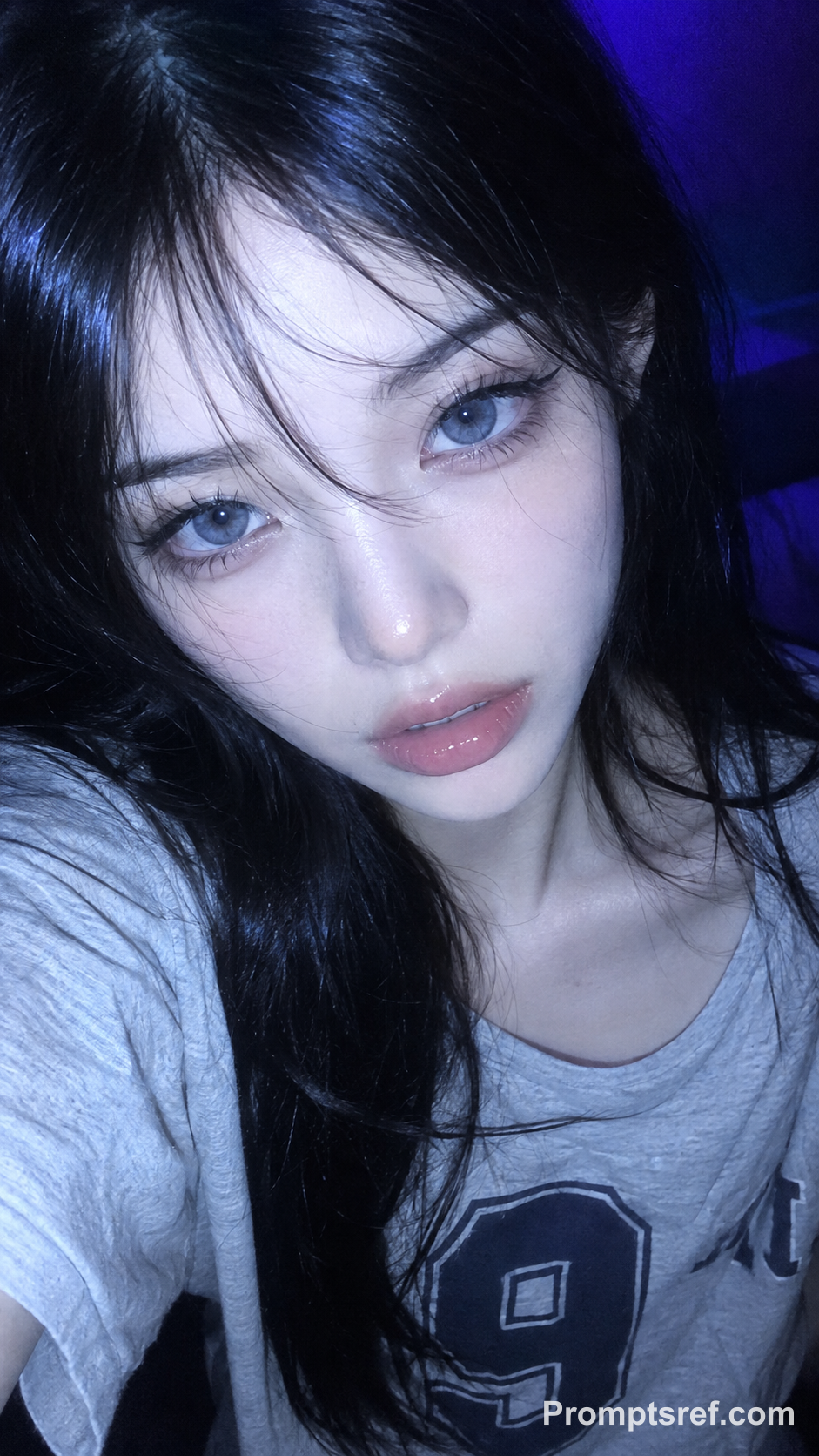 Nächtliches Nah-Selfie mit blau-schwarzem Haar