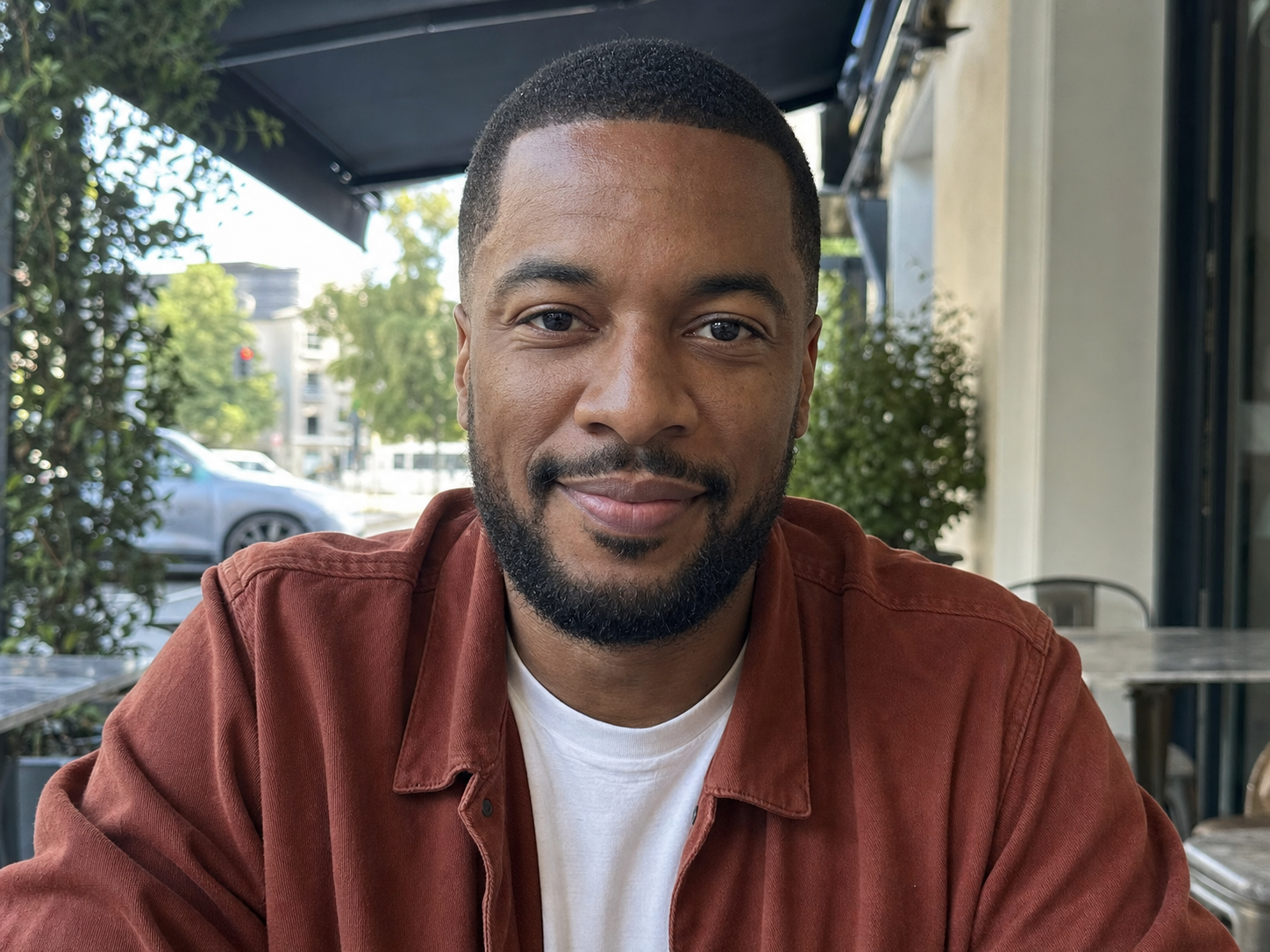 Clear casual portrait suitable as input for an AI LinkedIn photo generator