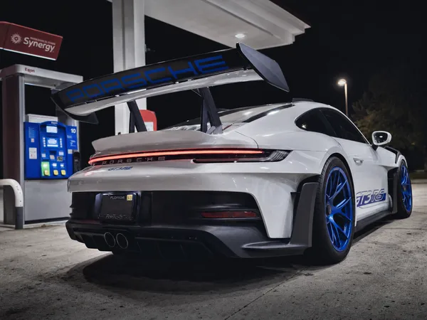 Porsche 911 GT3 RS на ночной заправке