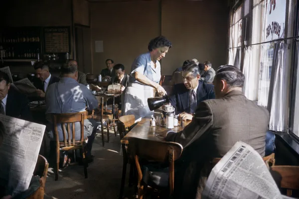 Dokumentarische Szene in einem Nachbarschaftscafé von 1954
