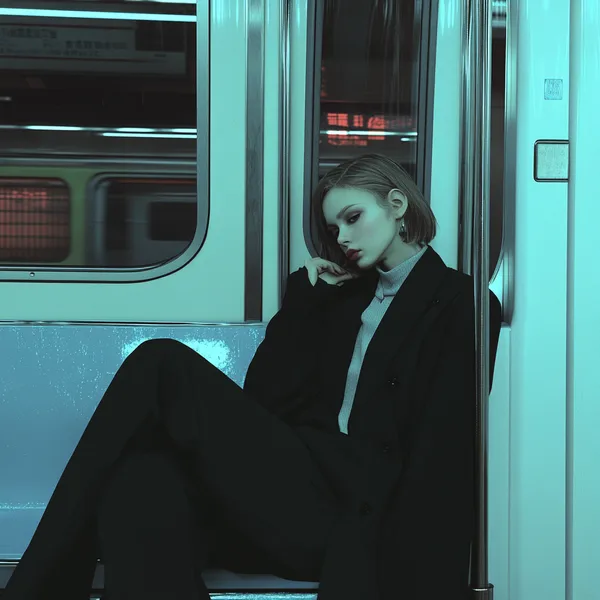 Кинематографичная девушка в метро